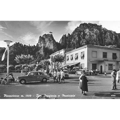 L'inizio dell'era moderna, le prime auto davanti al nuovo Municipio di Piazzatorre